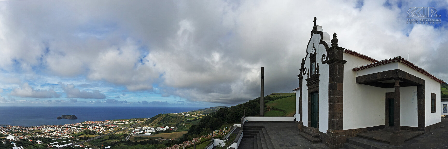 Ermida de Nossa Senhora da Paz The baroque chapel of Nossa Senhora da Paz Nestled is located at a high hilltop. It has a stairway structure with blue tiles with scenes of the life of Mary. The view over the town of Vila Franca do Campo, the islet Ilheu de Vila Franca and the Atlantic Ocean is stunning. Stefan Cruysberghs